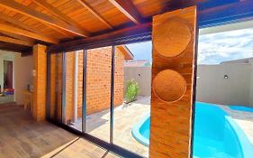 16 Hóspedes - Piscina tratamanto com Àgua Salgada, 5 Quartos, 4 banheiros, Quartos e Sala com Ar Condicionado, Área Gourmet de frente para piscina